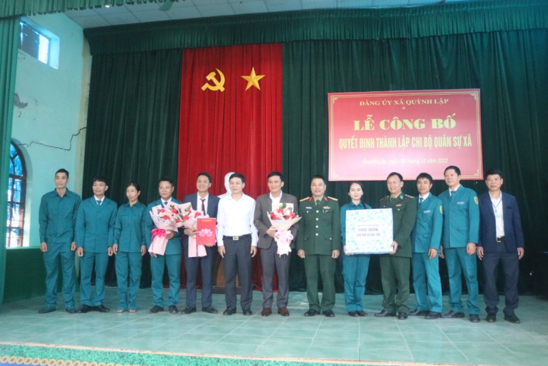 Lãnh đạo thị xã, Ban Chỉ huy Quân sự thị xã, Đồn Biên phòng Quỳnh Phương tặng hoa, quà chúc mừng chi bộ