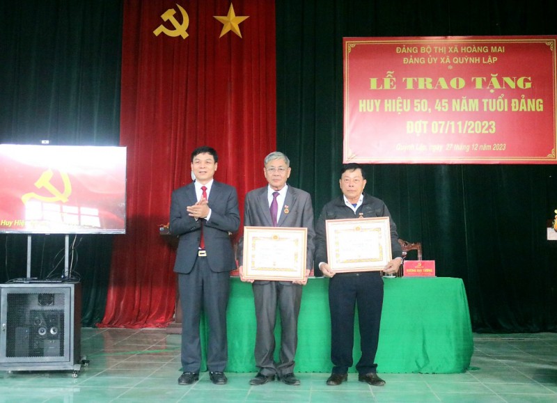 Đồng chí Hồ Văn Cậy trao tặng Huy hiệu Đảng