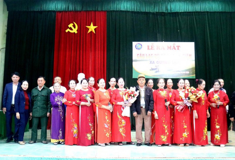 Ông Vương Đại Tương - Phó bí thư thường trực Đảng bộ - Chủ tịch HĐND xã chụp ảnh lưu niệm cùng CLB