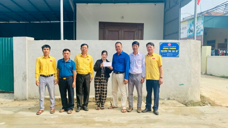BTT MTTQVN xã Quỳnh Lập đến thăm và bàn giao hỗ trợ công trình "Sáng - sạch - đẹp"