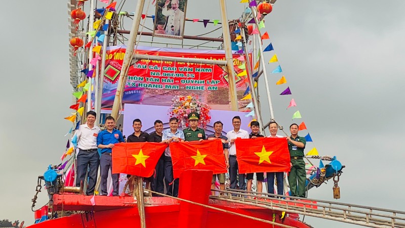 Đoàn Lãnh đạo thị xã Hoàng Mai, lãnh đạo xã Quỳnh Lập, lãnh đạo Đồn BP Quỳnh Phương trao  tặng Cờ Tổ Quốc cho các tàu cầu ngư lễ hội Đền Hạ năm 2024