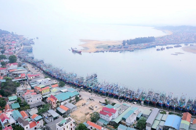 Toàn cảnh bến cá xã Quỳnh Lập