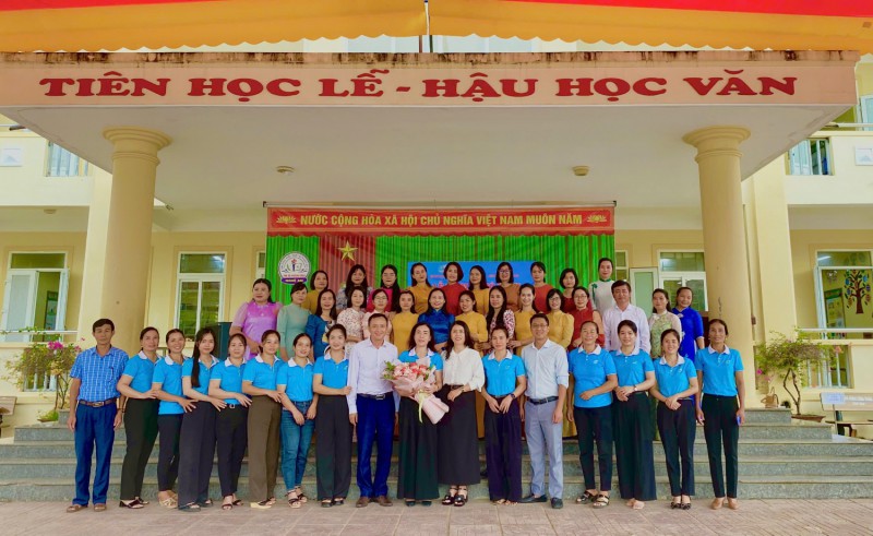 Đại biểu chụp ảnh cùng tập thể giáo viên trường Tiểu học Quỳnh Lập A