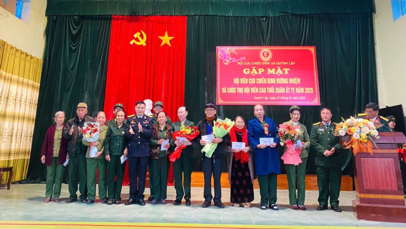 Tặng quà chúc thọ cho hội viên CCB