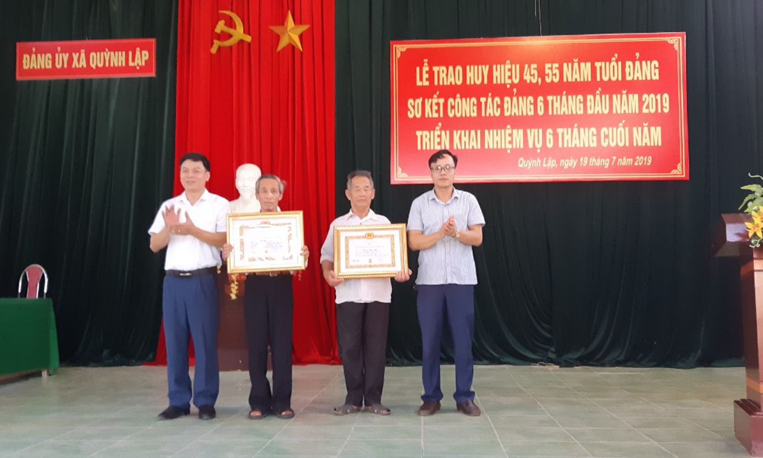 Đồng chí Hồ Văn Cậy, đồng chí Nguyễn Duy Xuyên trao Huy hiệu Đảng 55 tuổi Đảng cho đảng viên