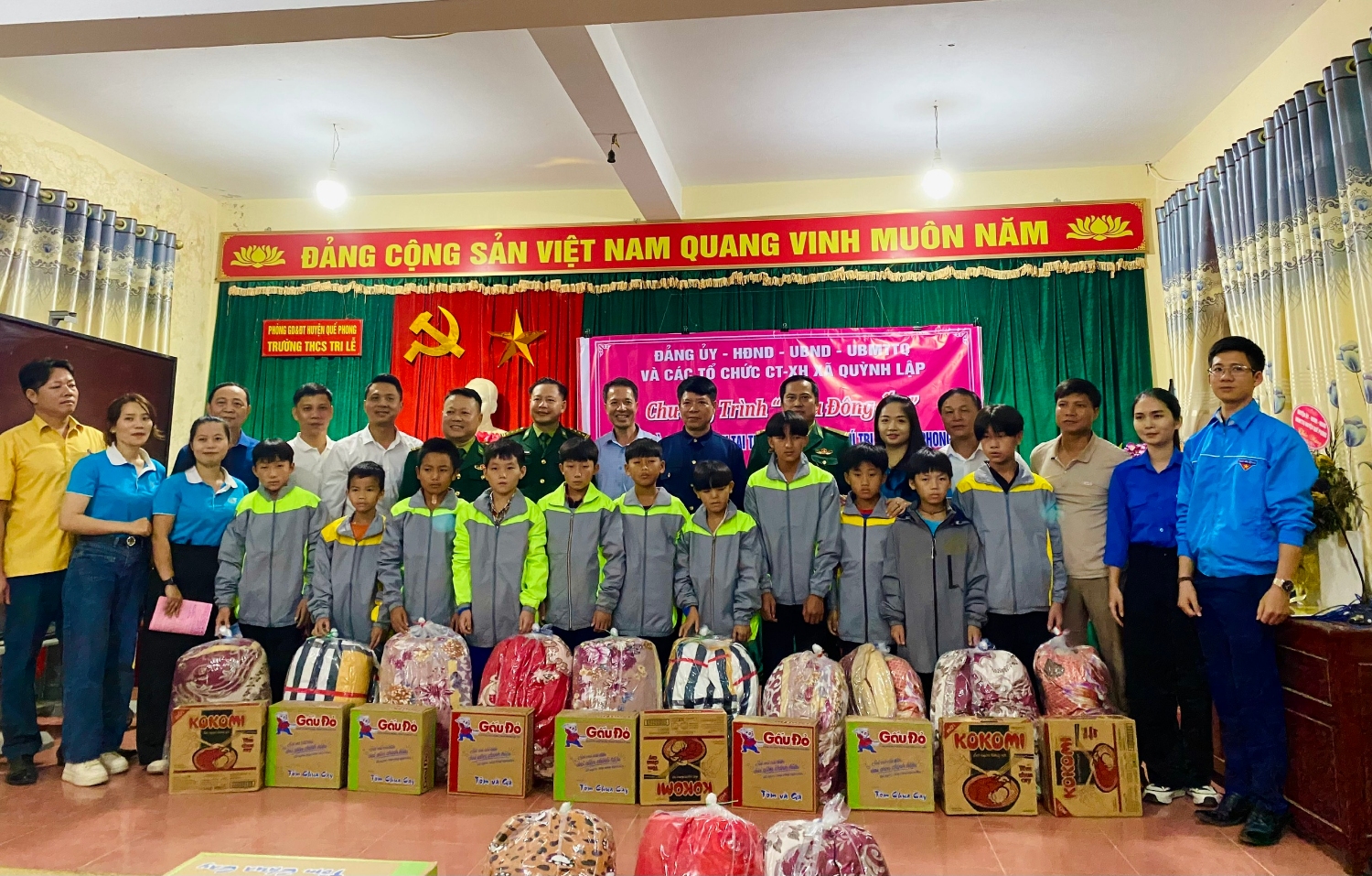 Đoàn thiện nguyện xã Quỳnh Lập trao quà cho học sinh trường THCS Bán trú Tri Lễ