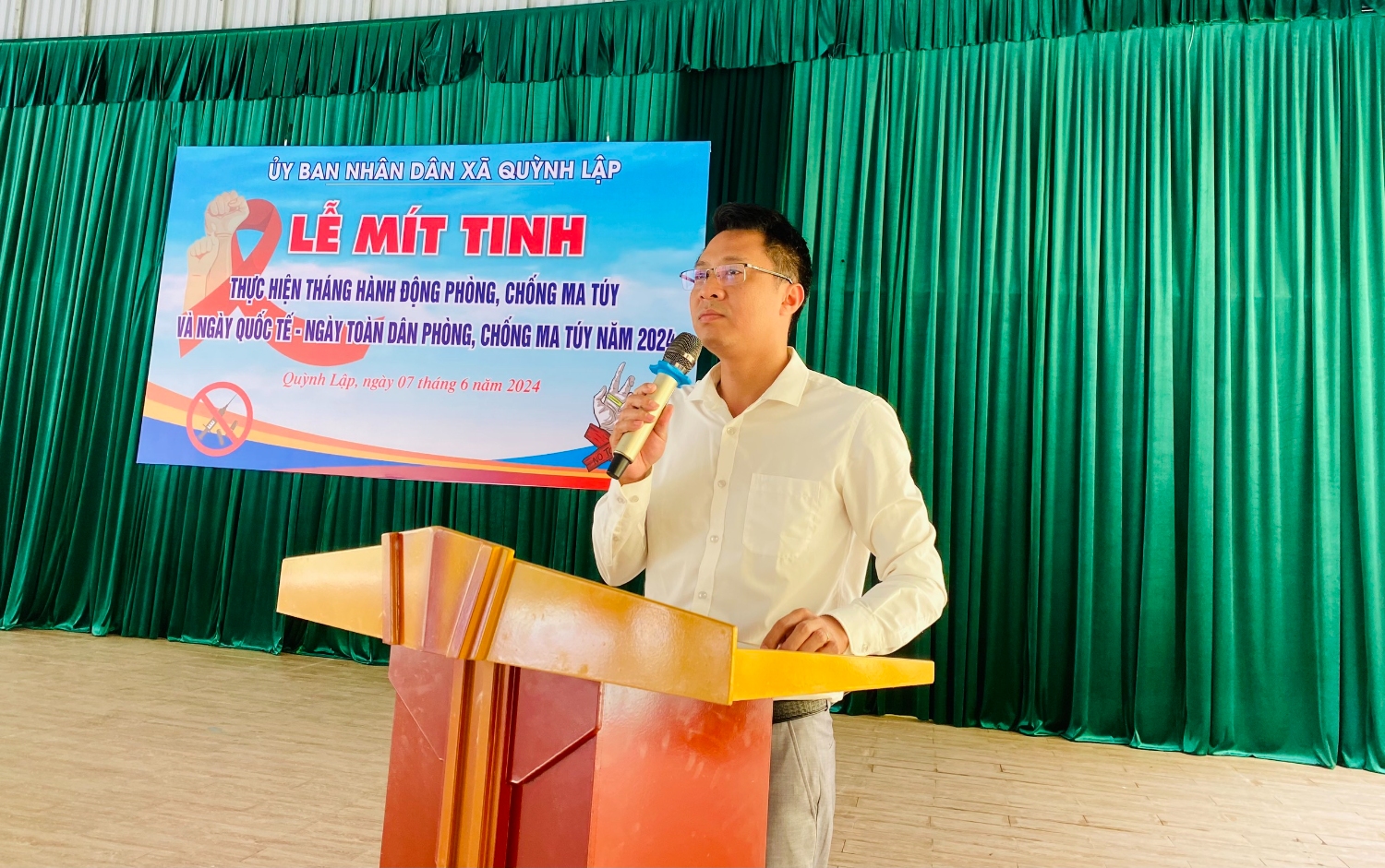 Đồng chí Hồ Cảnh Thuận, Thị ủy viên, Bí thư Đảng ủy, phát biểu chỉ đạo tại Lễ mít tinh