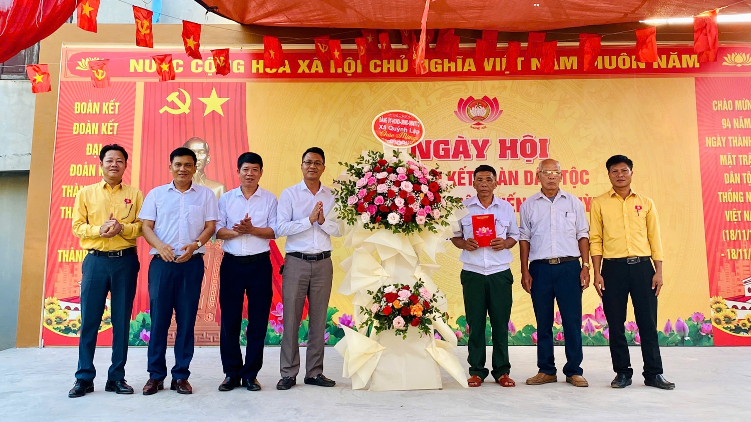 lãnh đạo xã trao quà