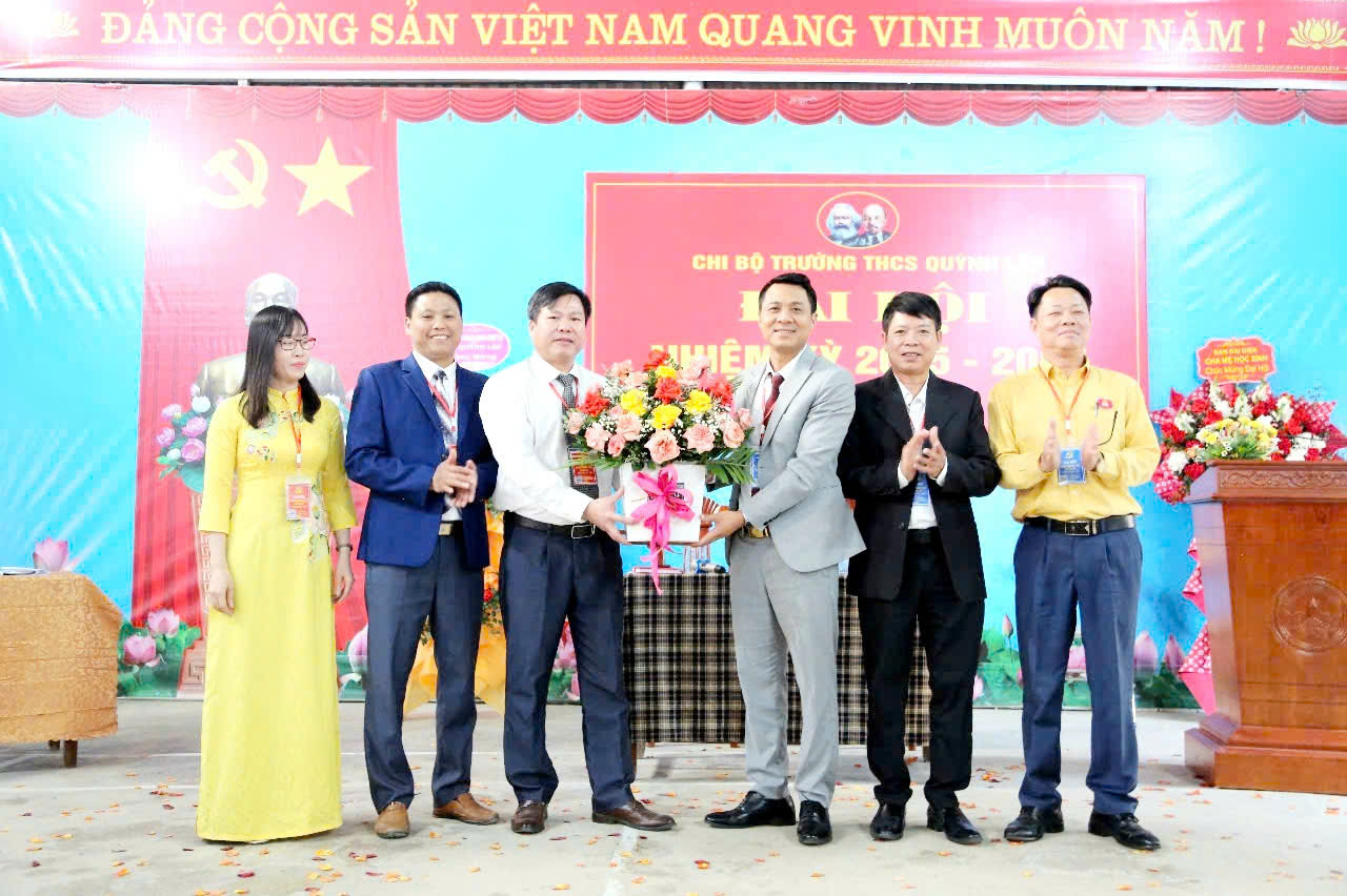 Tặng hoa cấp uỷ